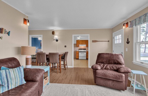 Arkdale Hütte | Lakefront 3-bedroom cottage with private dock & amazing sunset view