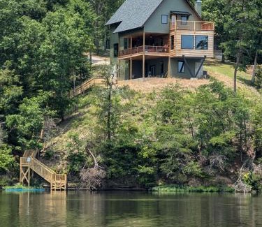 Samantha Haus | Lakefront 3BR Cabin Retreat