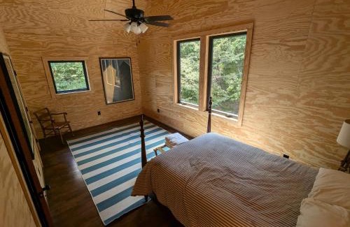 Samantha Haus | Lakefront 3BR Cabin Retreat