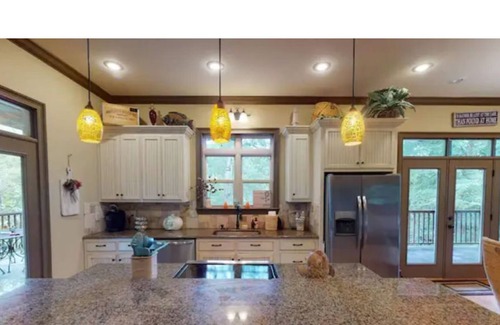 Savannah Haus | Lakefront Access 6-bed Pickwick Lake House w/ Dock