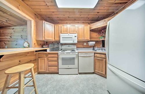 Burton Hütte | Lakefront Burton Home w/Deck, Grill + Views!