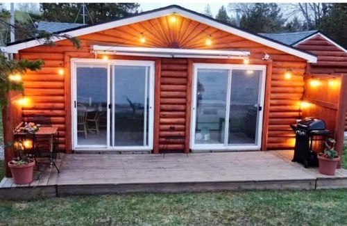 Houghton Lake Heights Kabine | Lakefront Cabin with Sandy Beach, Deck & Firepit!