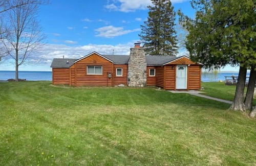Houghton Lake Heights Kabine | Lakefront Cabin with Sandy Beach, Deck & Firepit!