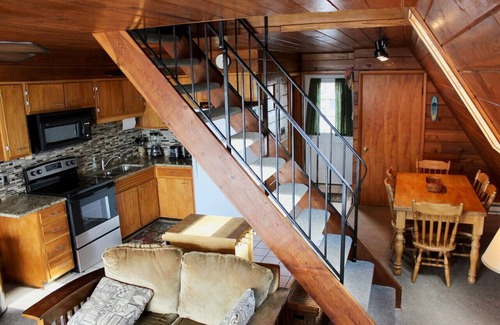 Stevensville Haus | Lakefront Chalet #23 w/Beach Access, Pools, Sport Courts, Fishing Pond & more!