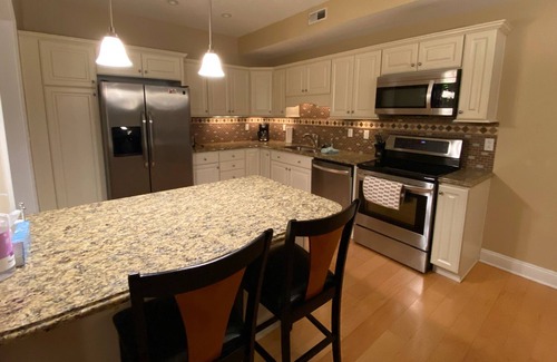 Geneva-on-the-Lake Eigentumswohnung | Eigentumswohnung am See mit eigenem Strand, 3 Betten / 2 Bäder, 8 Personen - Neue Möbel