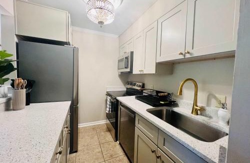 Auburn Haus | Lakefront Condo - King Bed Full Kitchen