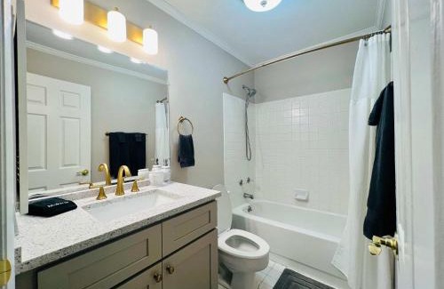 Auburn Haus | Lakefront Condo - King Bed Full Kitchen