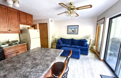 Osage Beach Eigentumswohnung | Lakefront Condo with Pool! Edge of the cove! NO STAIRS REQUIRED!