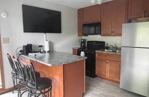 Osage Beach Eigentumswohnung | Lakefront Condo with Pool! Edge of the cove! NO STAIRS REQUIRED!