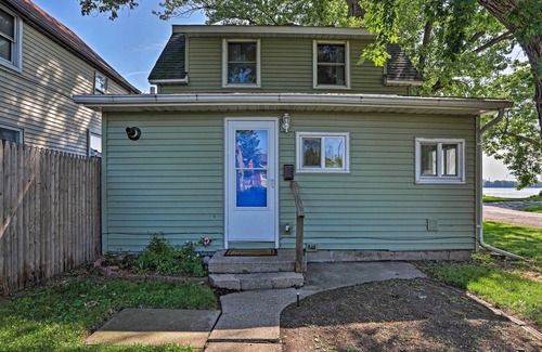 Toledo Hütte | NEW! Lakefront Cottage 6 Miles to Downtown Toledo!