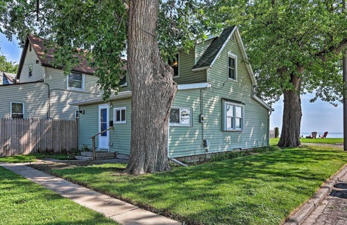 Toledo Hütte | NEW! Lakefront Cottage 6 Miles to Downtown Toledo!