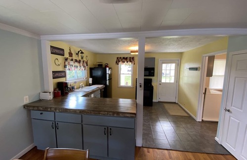 Harrison Hütte | Lakefront Cottage- big enough for your family, plus more!