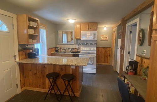 Harrison Hütte | Lakefront Cottage- big enough for your family, plus more!