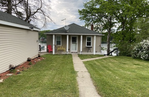 Harrison Hütte | Lakefront Cottage- big enough for your family, plus more!