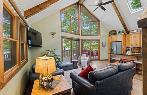 Howard Haus | Lakefront Cottage on Apple Valley Lake