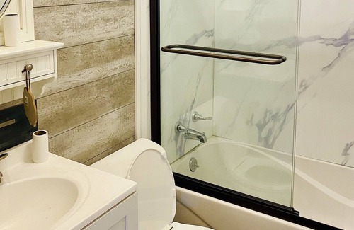 Fox Lake Hütte | Lakefront Cottage w/ Sunset Views