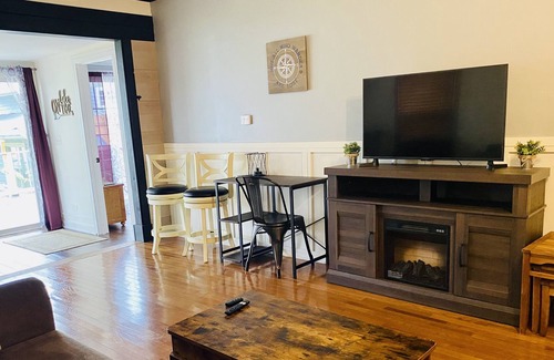 Fox Lake Hütte | Lakefront Cottage w/ Sunset Views