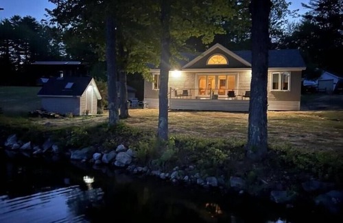 Washington Hütte | Lakefront Cottage with sauna and private dock.