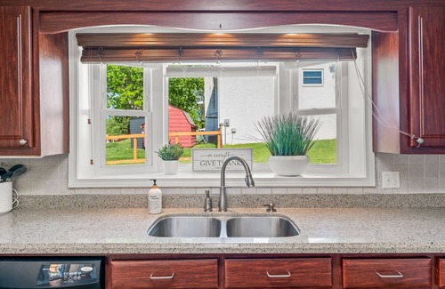 High Point Haus | Lakefront Getaway – 180° Water Views, Sunroom, Deck, Marina & 3 Miles to HPU