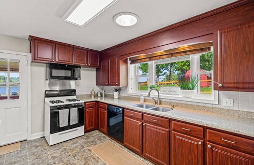 High Point Haus | Lakefront Getaway – 180° Water Views, Sunroom, Deck, Marina & 3 Miles to HPU