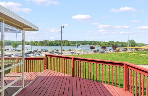 High Point Haus | Lakefront Getaway – 180° Water Views, Sunroom, Deck, Marina & 3 Miles to HPU