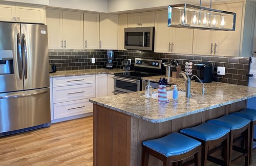 Shawnee Bend Haus | Lakefront Getaway for 14 guests