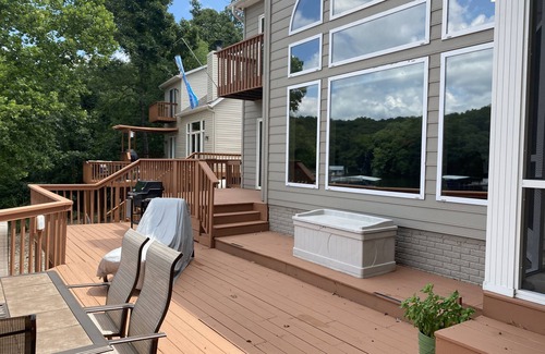 Shawnee Bend Haus | Lakefront Getaway for 14 guests