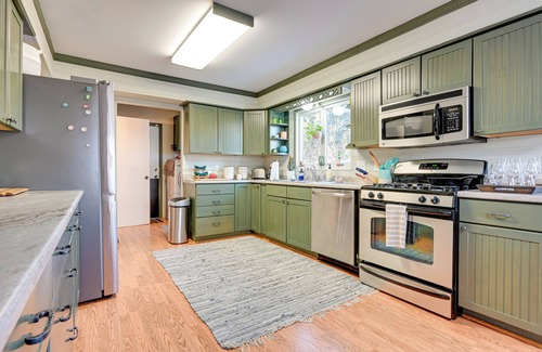 Hartland Hütte | Lakefront Hartland Cottage w/ Patio & Fire Pits!