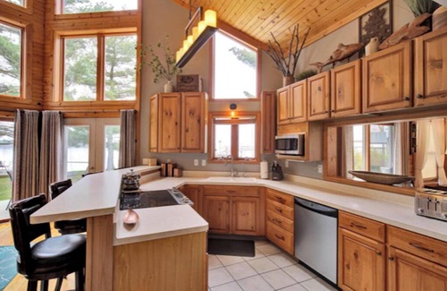 Arkdale Hütte | The perfect water-frontage! Lake access out the back door!