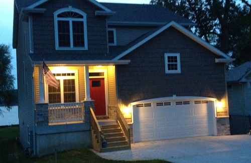 Lake Shangrila Haus | Lakefront Home on Beautiful Lake Shangri-la