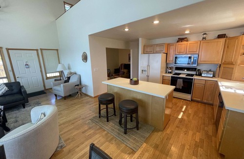 Bigfork Kabine | Lakefront home with Dock and lagoon access in Bigfork