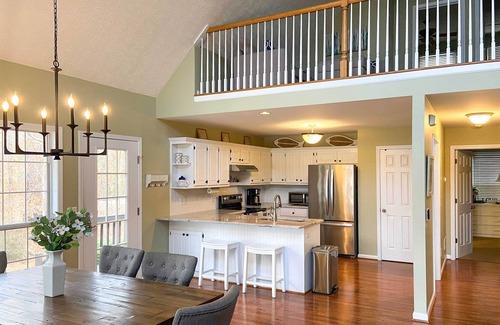 Lake Oconee Hütte | Lakefront House with Private Dock + Fire Pit!