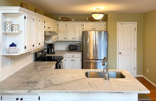 Lake Oconee Hütte | Lakefront House with Private Dock + Fire Pit!