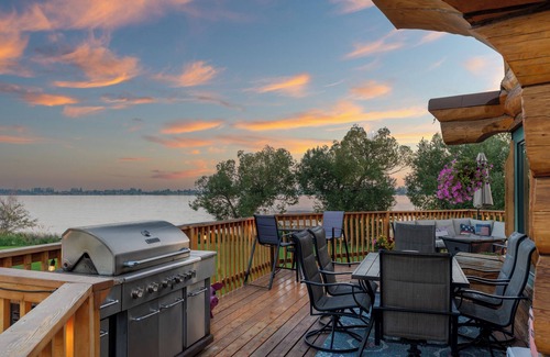 Cascade Valley Kabine | Lakefront Log Cabin, HotTub, Kayaks, SUPs, Private Boat Launch & Dock