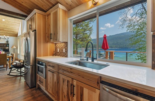 Coolin Haus | Lakefront Luxury on Priest Lake 4+Bd/4Bth Private Beach/Dock/Views, sleeps 12+