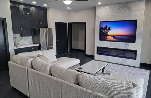 Sunrise Beach Haus | Lakefront Luxury 7 bed Home with Private Dock, Swim Spa on 13MM in Porto Cima