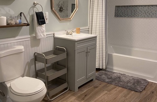 Sabattus HĂźtte | Fall Foliage on Lakeâ Sabattus Sunset Cottage đ