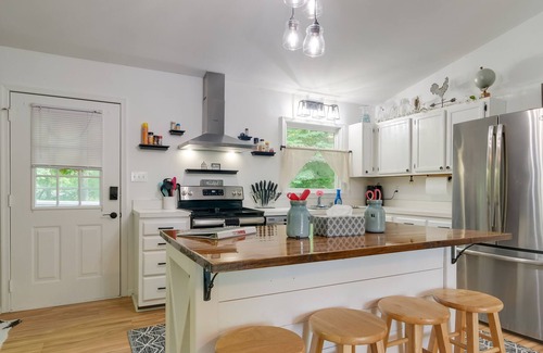 Chesapeake Ranch Estates-Drum Point Kabine | Lakefront Maryland Cabin w/Fire Pit, Grill & Deck