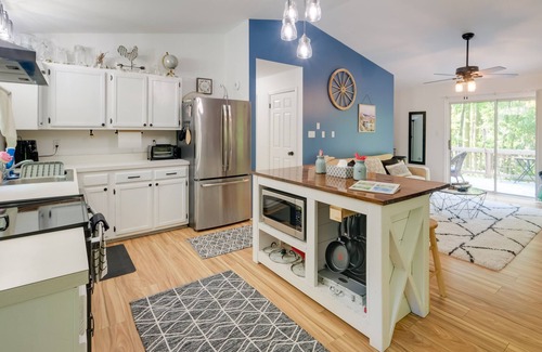 Chesapeake Ranch Estates-Drum Point Kabine | Lakefront Maryland Cabin w/Fire Pit, Grill & Deck