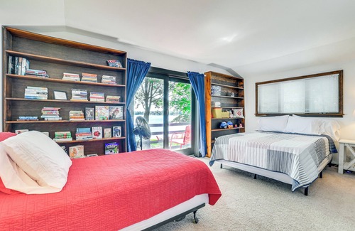 Cadillac Hütte | Lakefront Michigan Cottage w/Grill, Dock & Kayaks