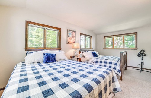 Cadillac Hütte | Lakefront Michigan Cottage w/Grill, Dock & Kayaks