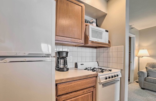 Onekama Eigentumswohnung | Lakefront Onekama Condo w/ Seasonal Pool!