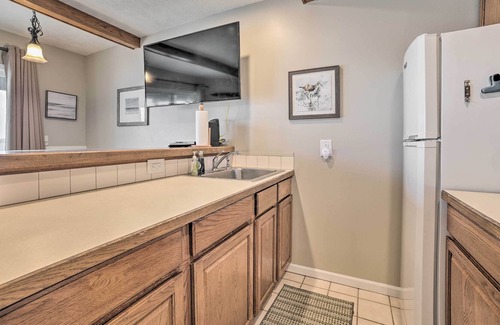 Onekama Eigentumswohnung | Lakefront Onekama Condo w/ Seasonal Pool!