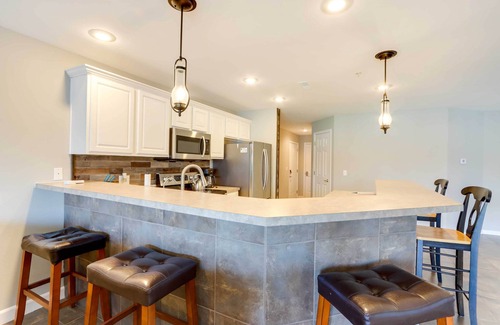 Camdenton Eigentumswohnung | Lakefront Ozark Condo w/ Spacious Balcony!