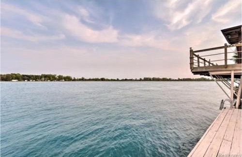 Algonac Haus | Lakefront Paradise with 7 beds - Fishing - Swimming