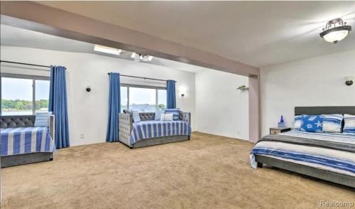 Algonac Haus | Lakefront Paradise with 7 beds - Fishing - Swimming