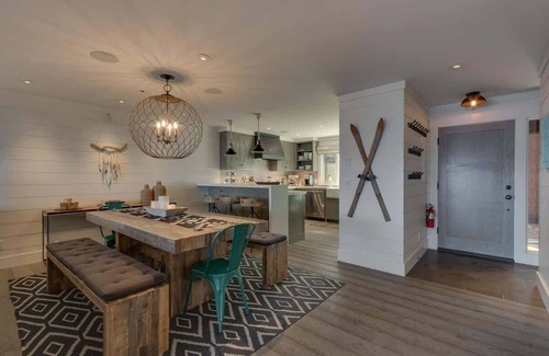 Tahoe Tavern Haus | Lakefront|Pool|Pier|Bouys|Pickleball|Walk to town