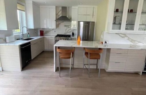 Oakland Haus | Lakefront property , minutes from McCormick Place and Downtown Chicago.