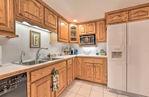 Gladwin Haus | Lakefront Retreat on 18 Acres w/ Hot Tub!