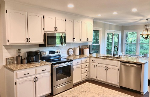 Claremont Haus | Lakefront- Stay, Soak, Paddle, Play & Relax! On Lake Lookout in Catawba, NC